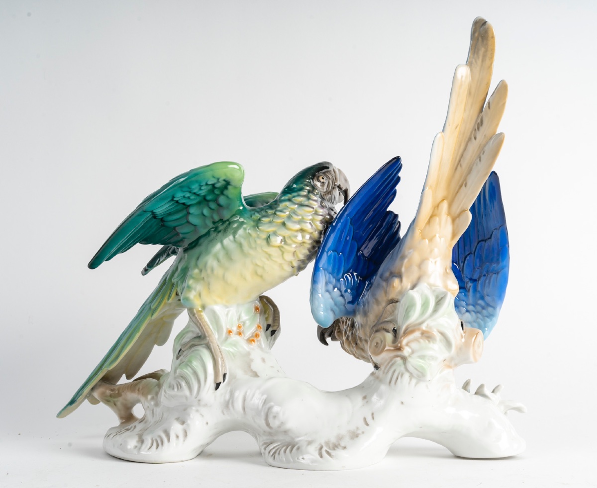 Un groupe en porcelaine de deux sculptures de perroquets début du XXe siècle — 10