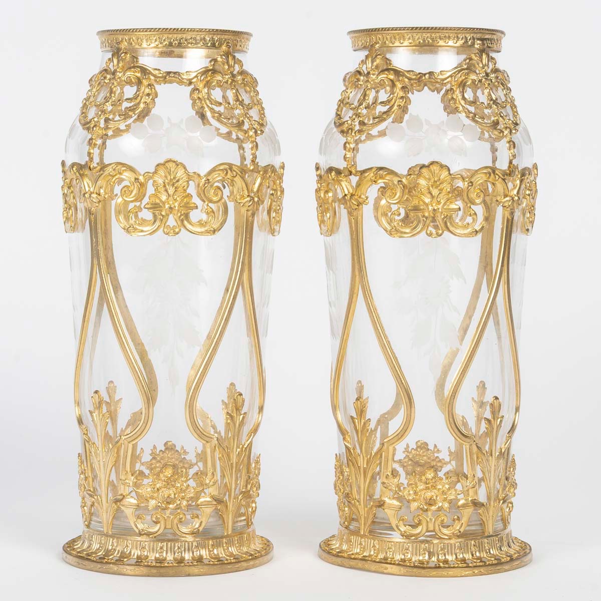 Une paire de vases en cristal gravé et bronze doré, époque XIXe siècle — 4