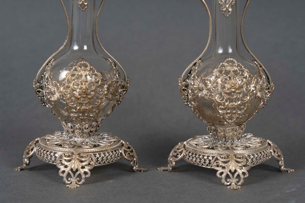 Une paire de petits vases en verre et monture en métal argenté, fin du XIXe siècle — 5