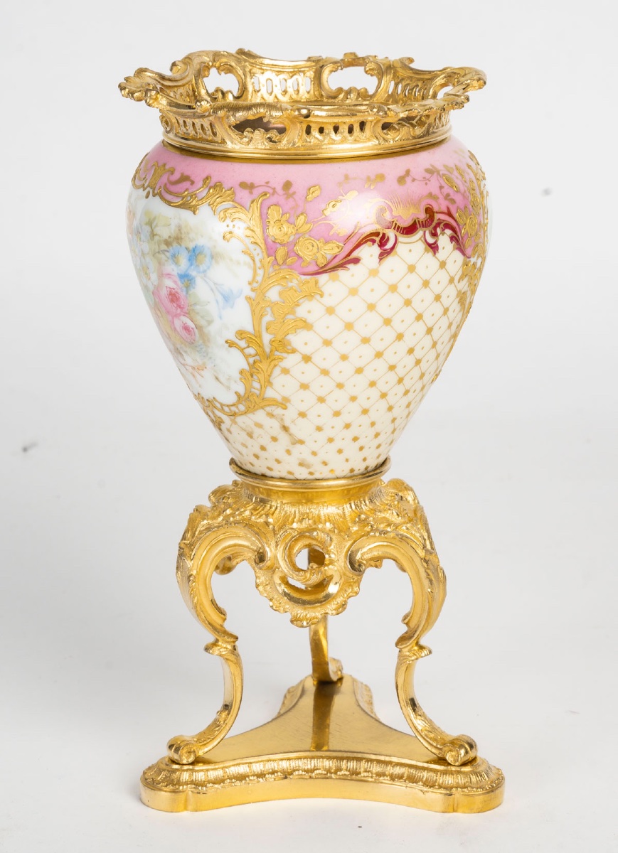 Un vase en porcelaine de Sèvres, fin du XIXe siècle — 5