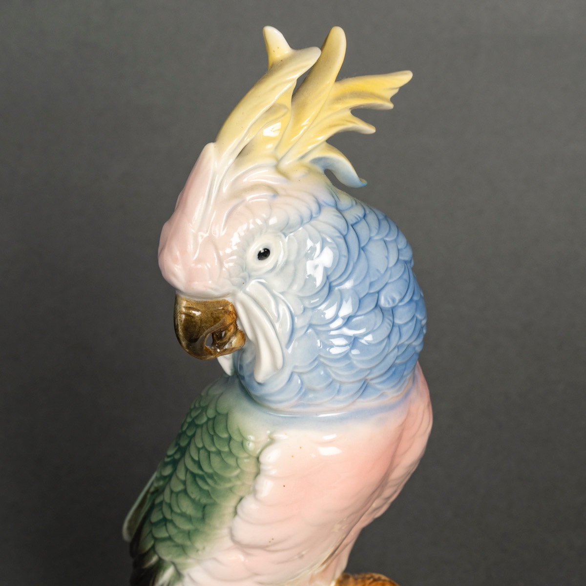 Une sculpture de perroquet en porcelaine, début du XXe siècle — 7