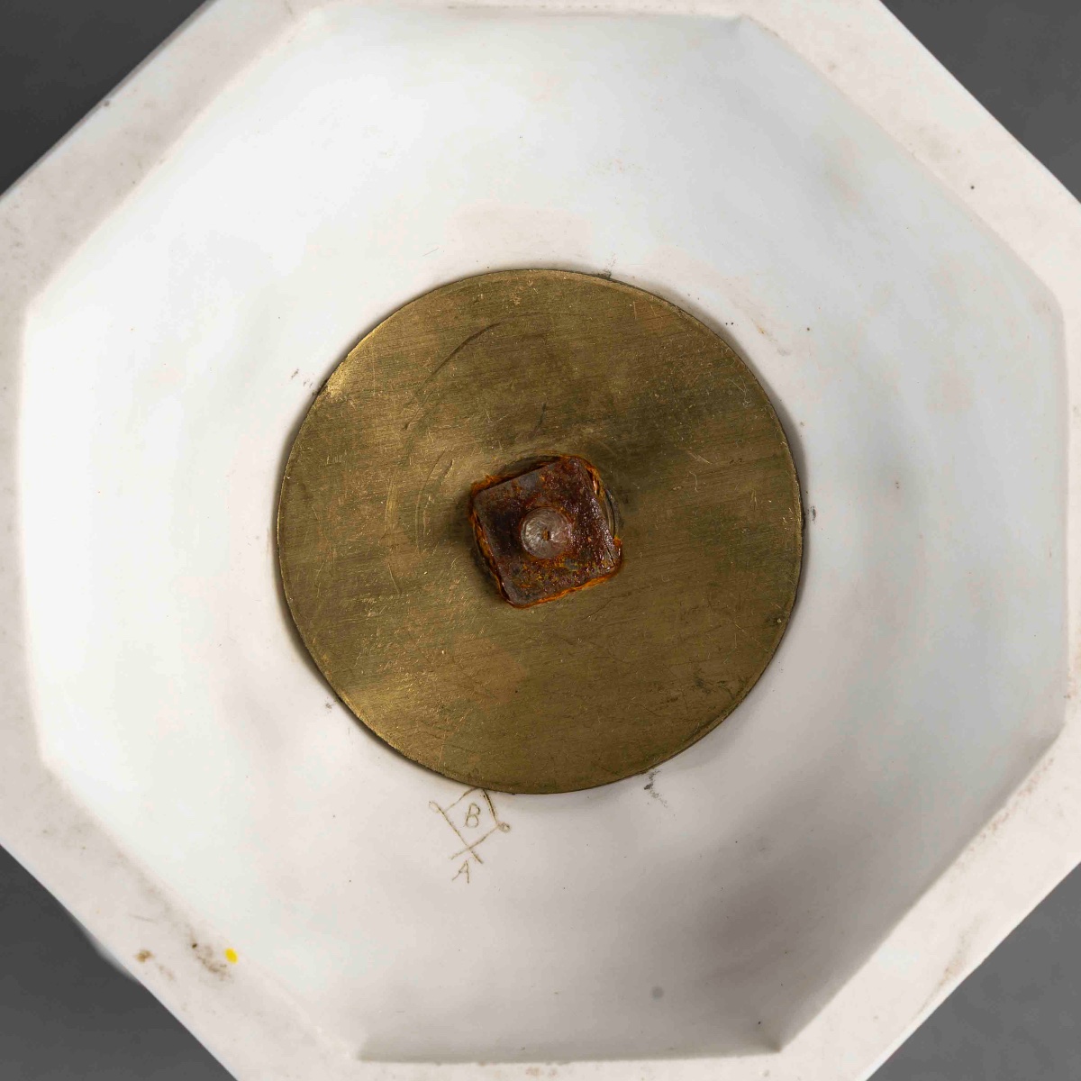 Une paire de vases en biscuit de Sèvres, fin du XIXe siècle — 12
