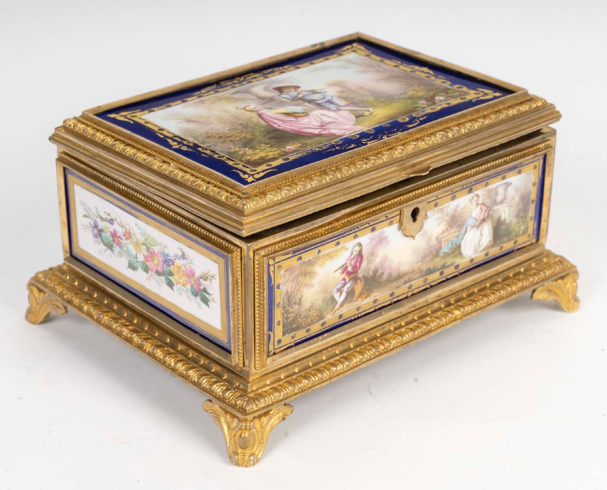 Un coffret à bijoux en porcelaine et bronze doré, fin du XIXe siècle