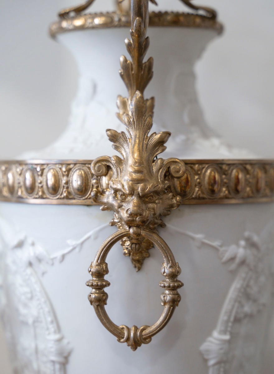 Un ensemble de deux vases et une coupe en biscuit et bronze doré, XIXe siècle — 9