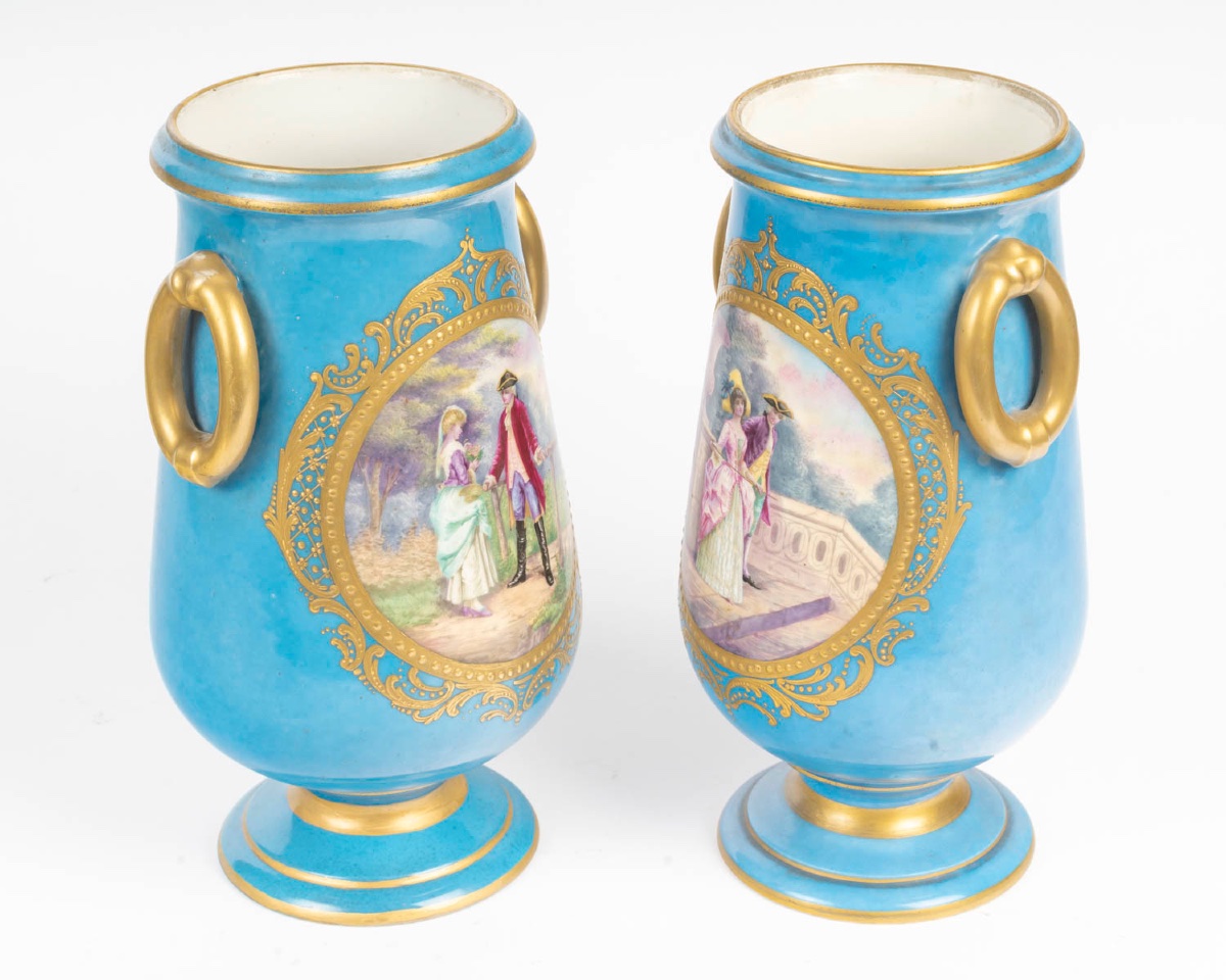 Paire d’urnes en porcelaine dans le goût de Sèvres – fin du XIXe siècle — 5