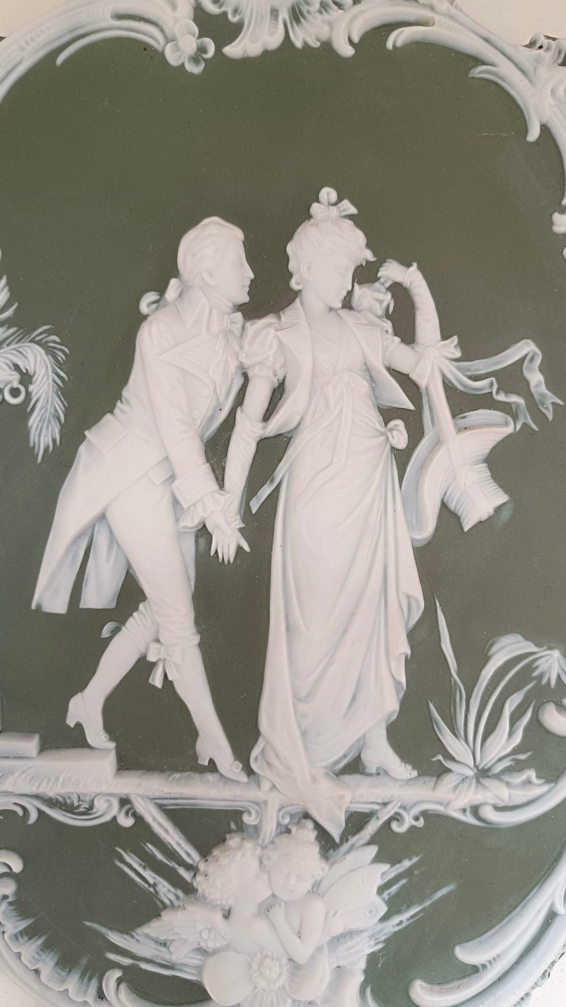 Une paire de plaques en porcelaine de style Wedgwood — 13