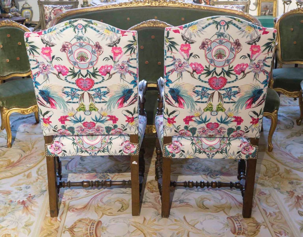 Une paire de Fauteuils de style Louis XIII, époque 18e siècle — 5