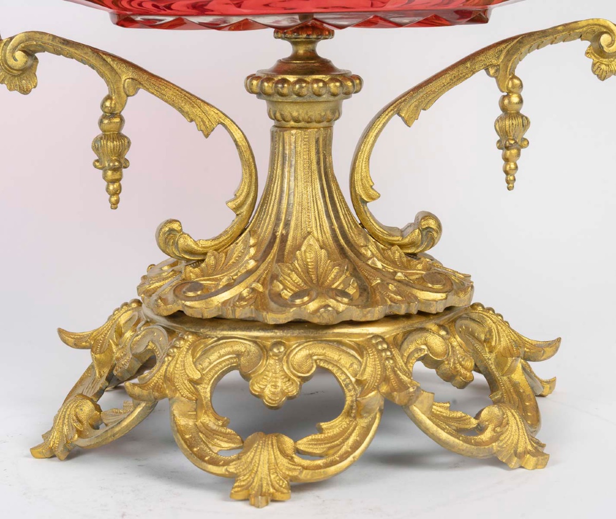 Une belle coupe en cristal et base en bronze doré, époque XIXe siècle — 13