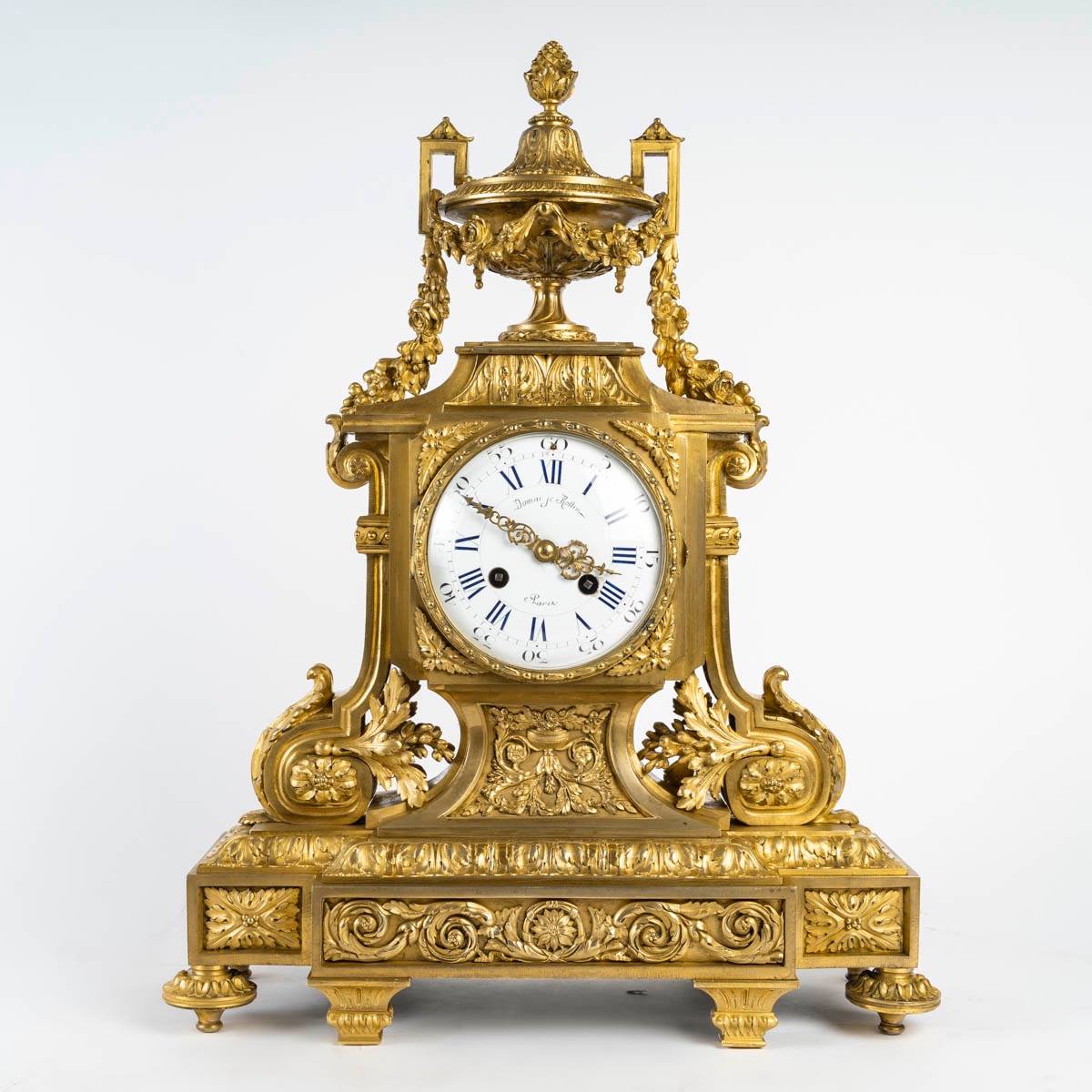 Une pendule en bronze doré de style Napoléon III, fin du XIXe siècle — 6