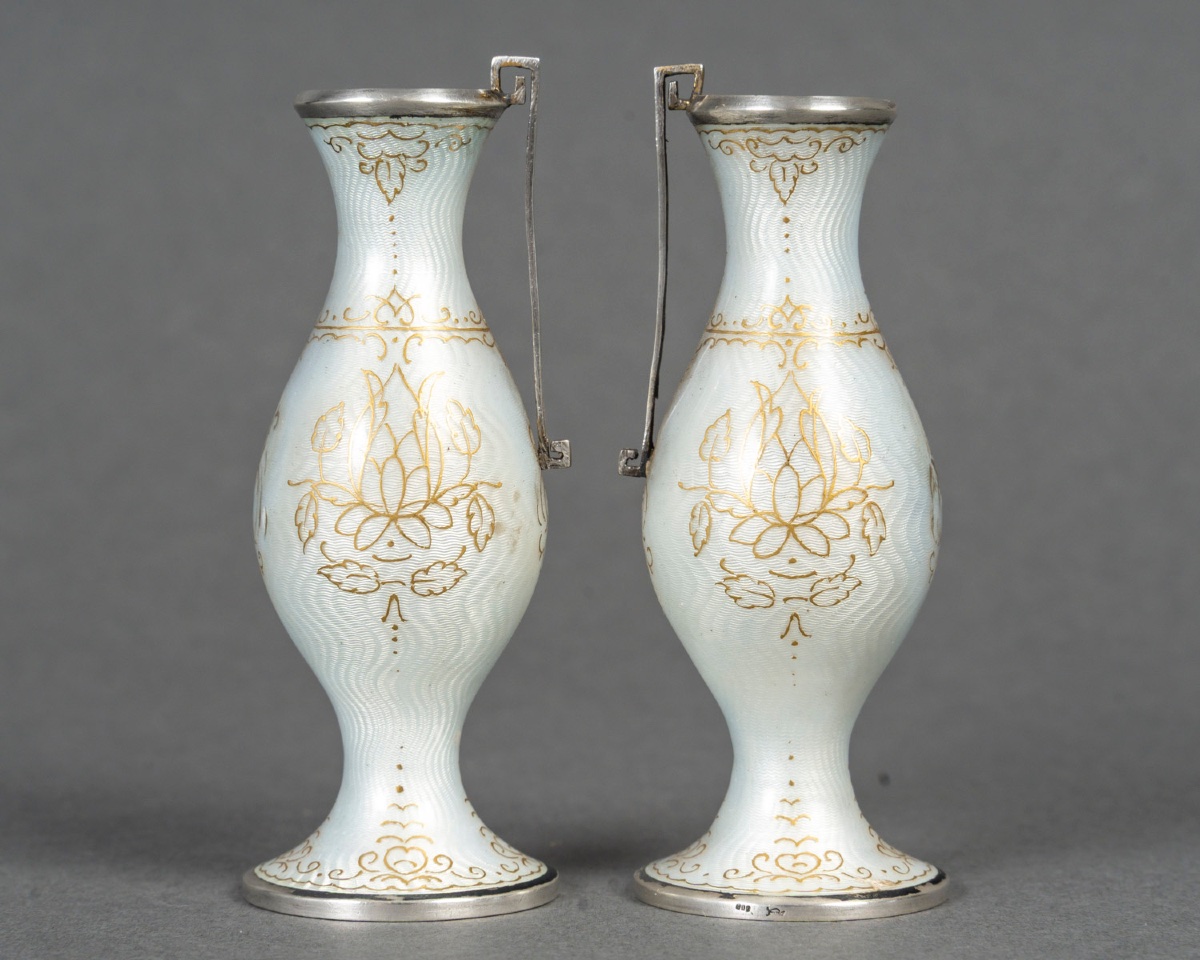 Une paire de vases miniatures en émail, fin du XIXe siècle — 5