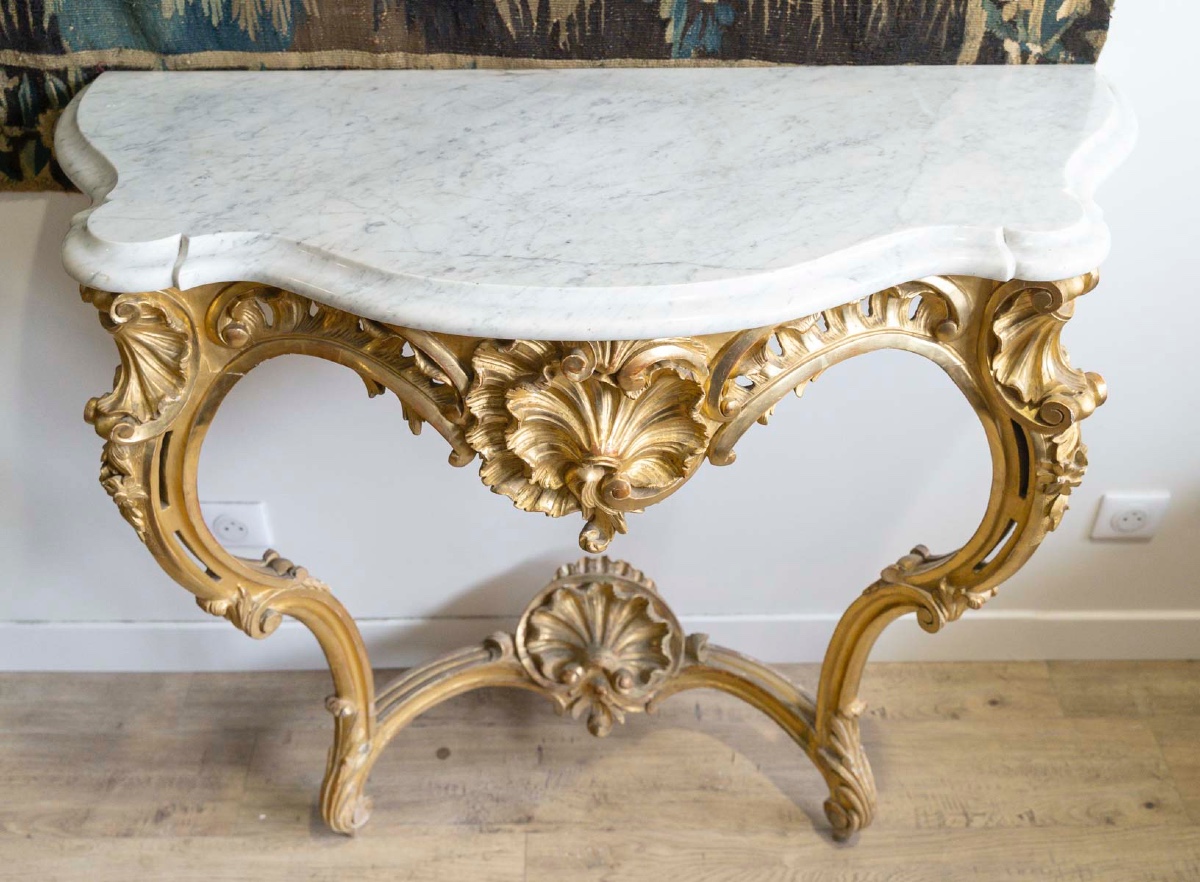 Une console en bois doré de style Louis XV, XIXe siècle — 3