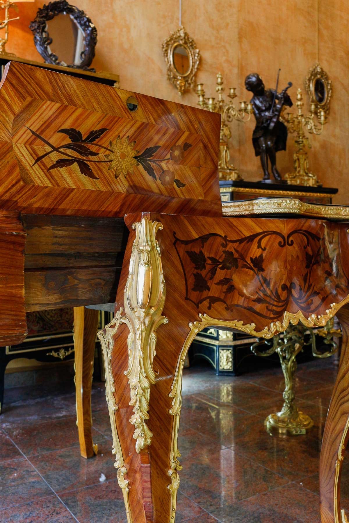 Une belle table à écrire de style Louis XV — 8
