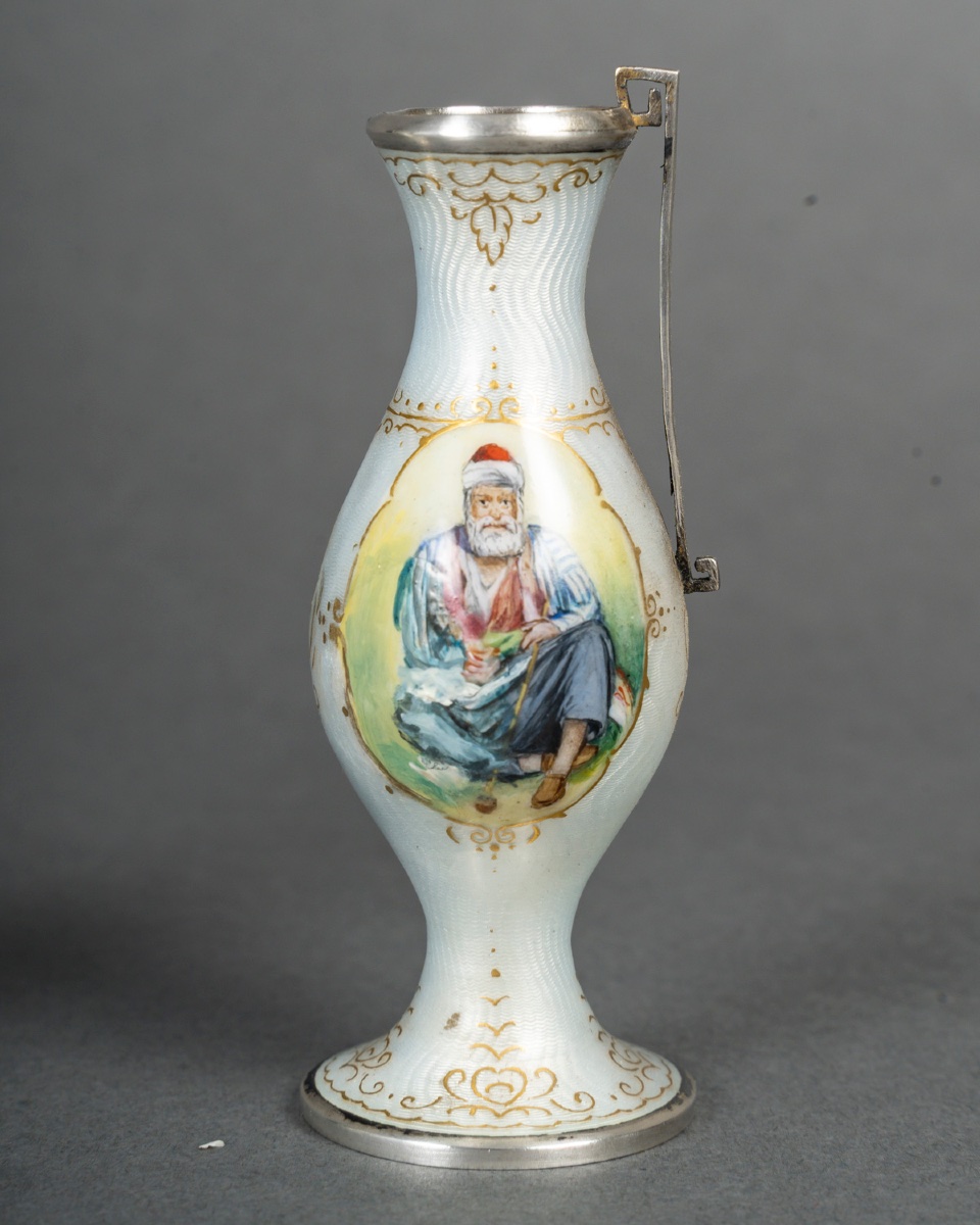 Une paire de vases miniatures en émail, fin du XIXe siècle — 8
