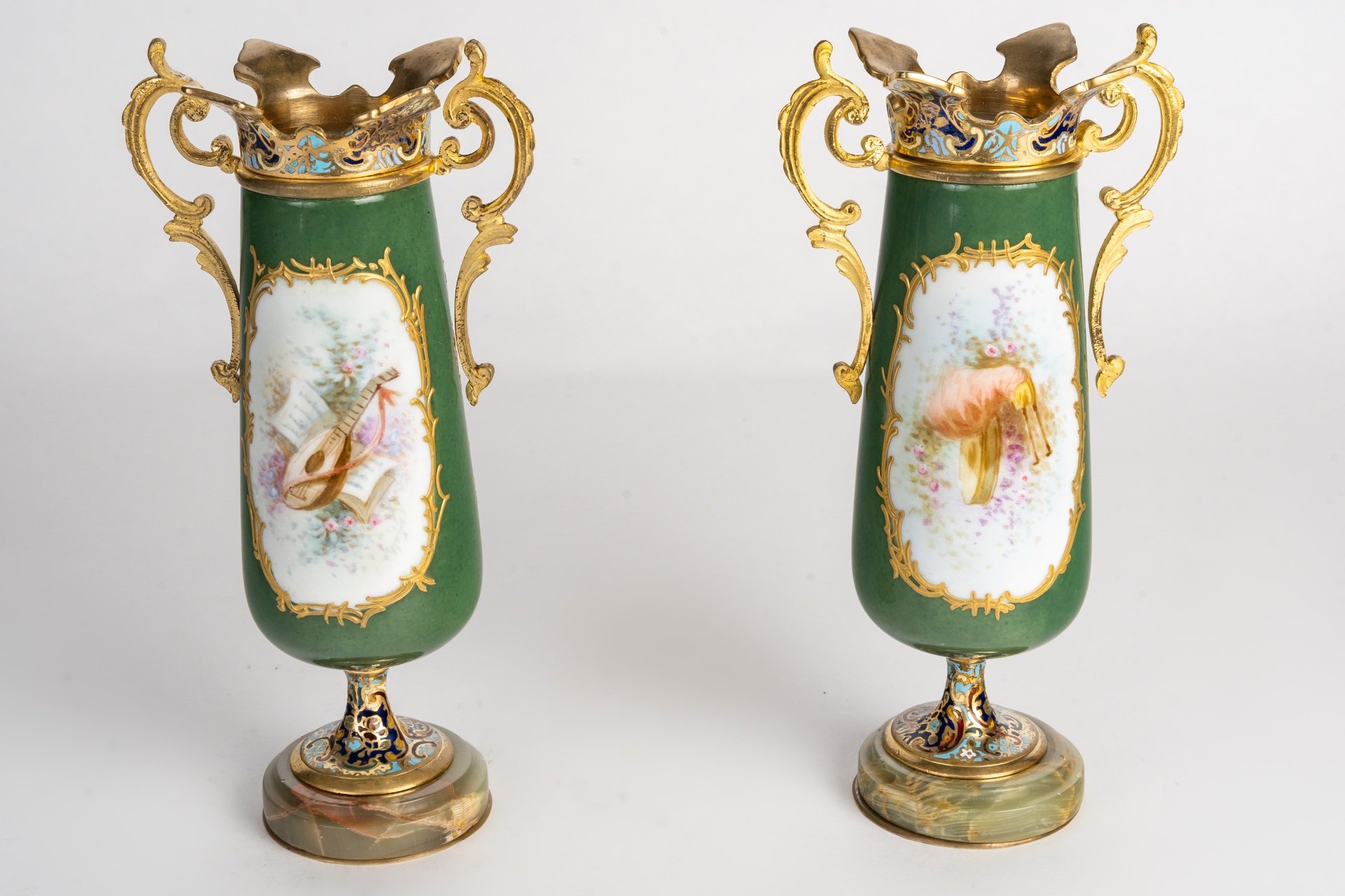Une paire de vases en porcelaine et bronze cloisonné, fin du XIXe siècle — 16