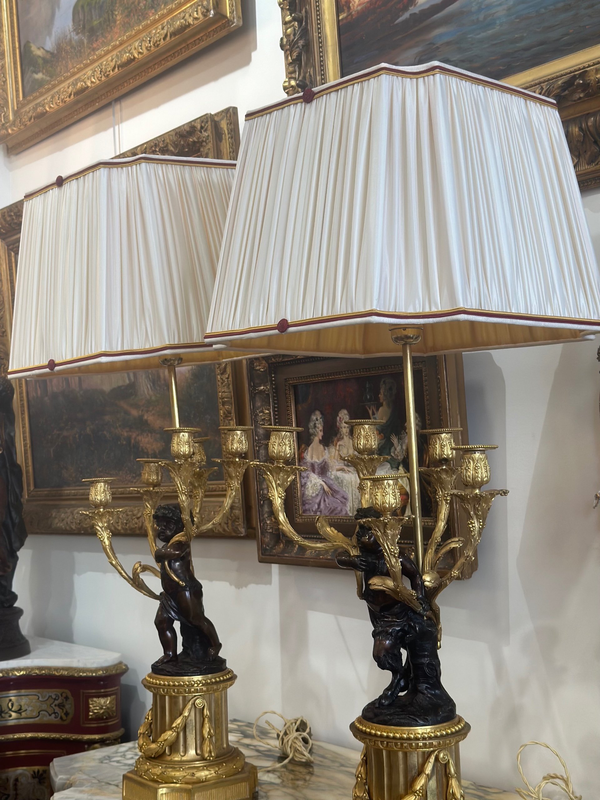 Une Importante paire de lampes en bronze doré circa 1880 — 9