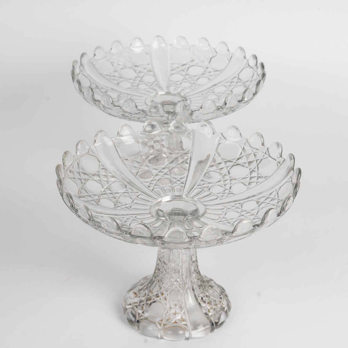 Une paire de coupes en cristal moulé — 6
