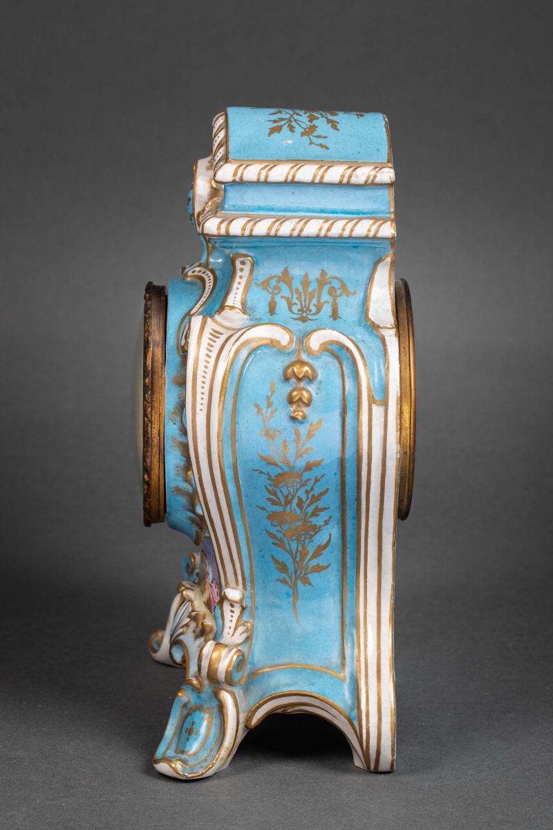 Une pendule en porcelaine de style Louis XV, fin du XIXe siècle — 6