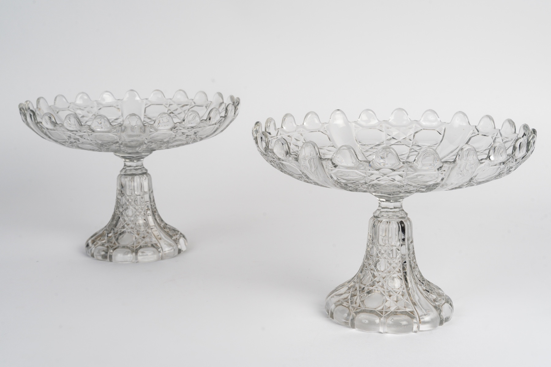 Une paire de coupes en cristal moulé — 15