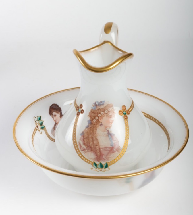 Aiguière et son bassin en opaline blanche à portraits féminins, époque Napoléon III, fin du XIXe siècle — 2