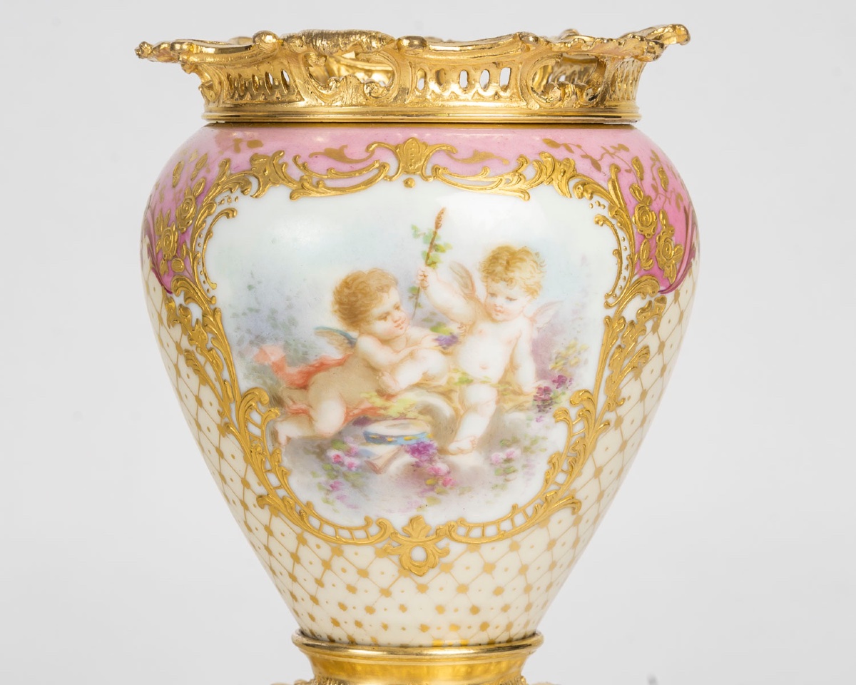 Un vase en porcelaine de Sèvres, fin du XIXe siècle — 10