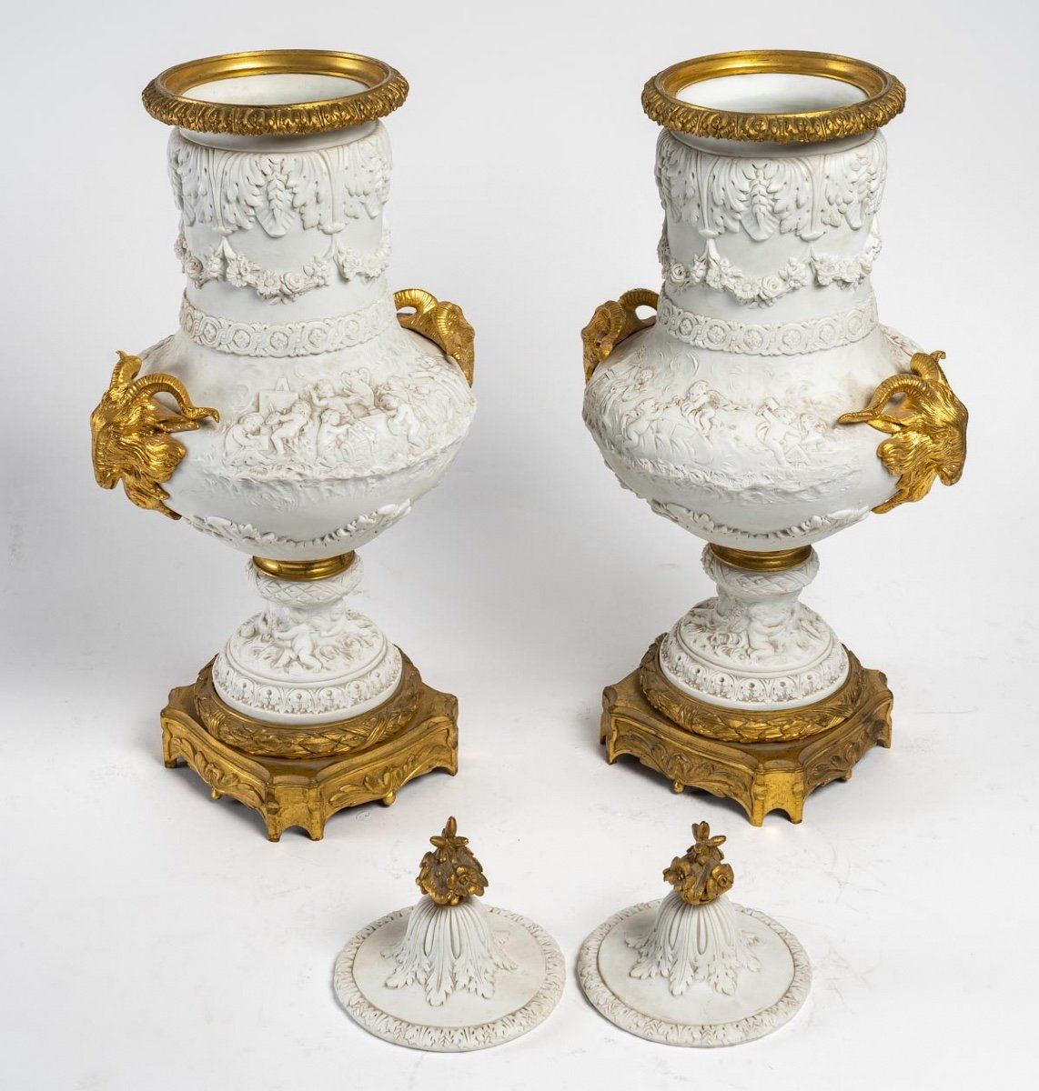 Une paire de vases en porcelaine de biscuit, fin du XIXe siècle — 16