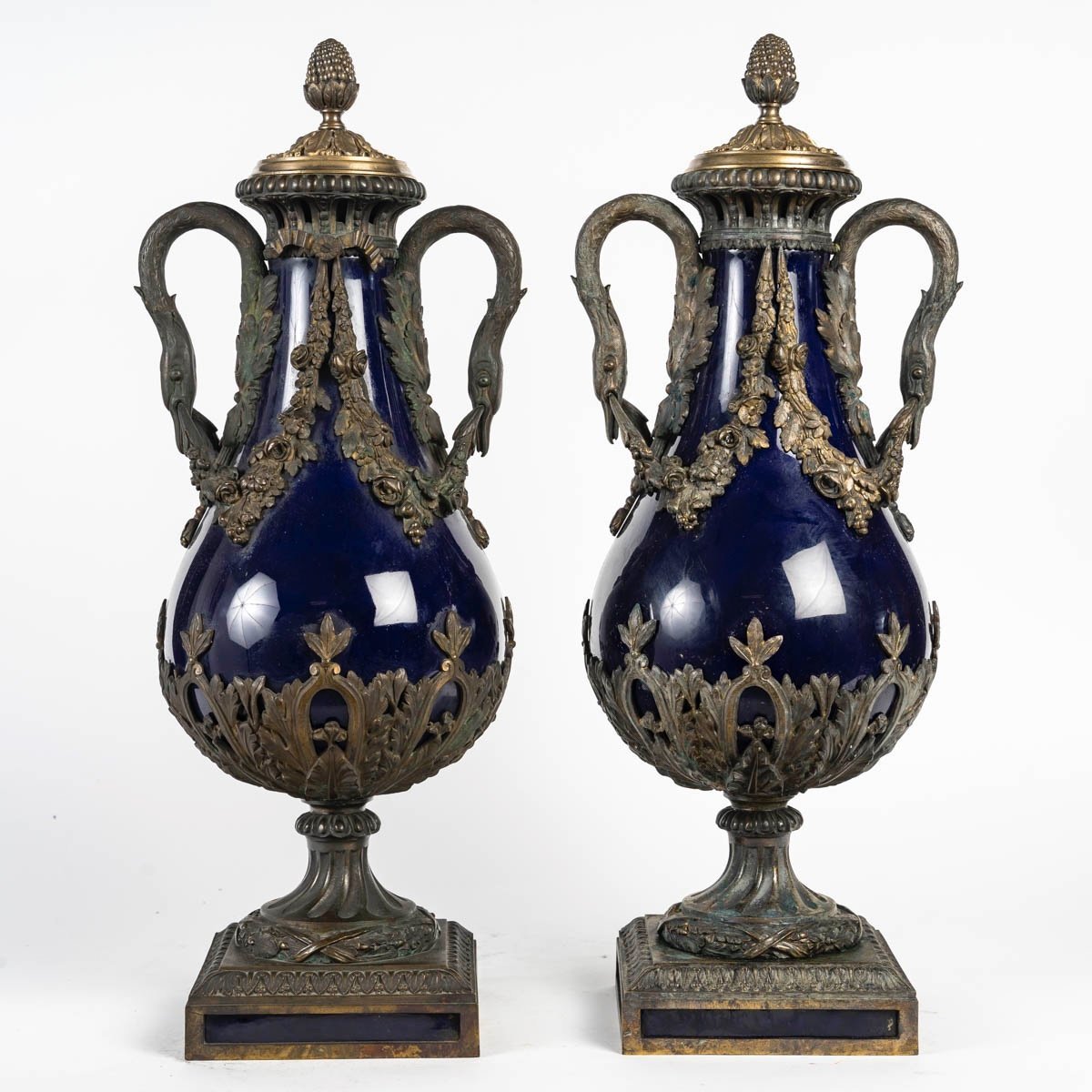 Une paire de vases en porcelaine bleue et bronze doré, époque XIXe siècle — 5