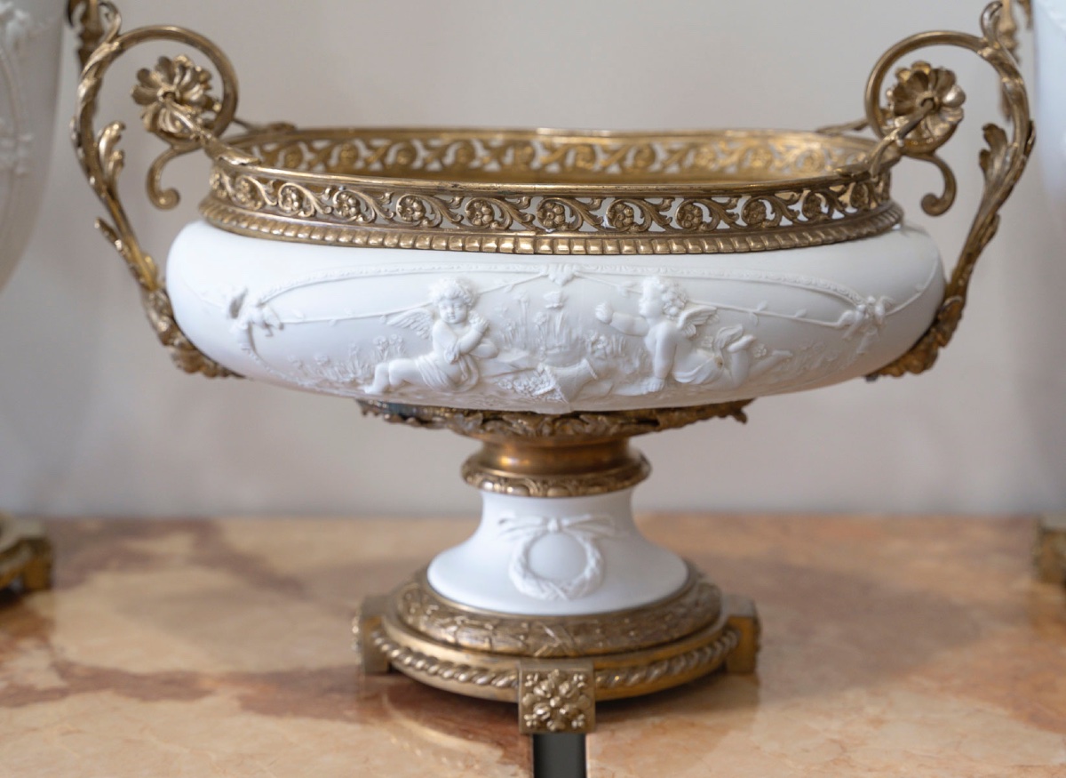 Un ensemble de deux vases et une coupe en biscuit et bronze doré, XIXe siècle — 3