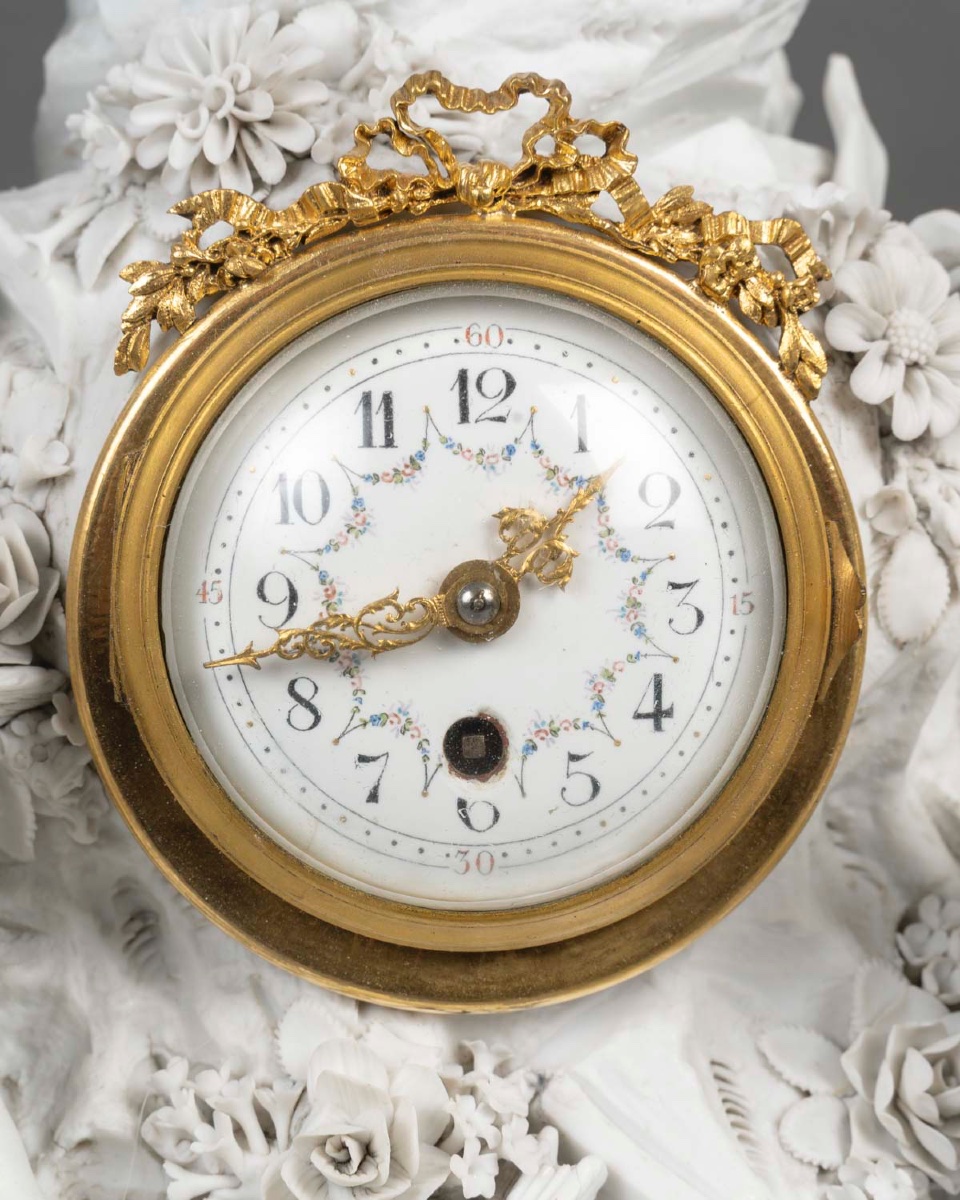 Garniture en biscuit de Sèvres et bronze doré, de style Louis XVI, XIXe siècle — 7