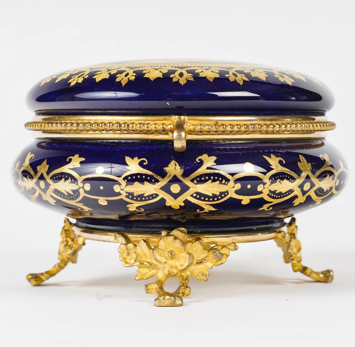 Belle boîte -bonbonnière en porcelaine de Sèvres, fin du XIXe siècle — 3