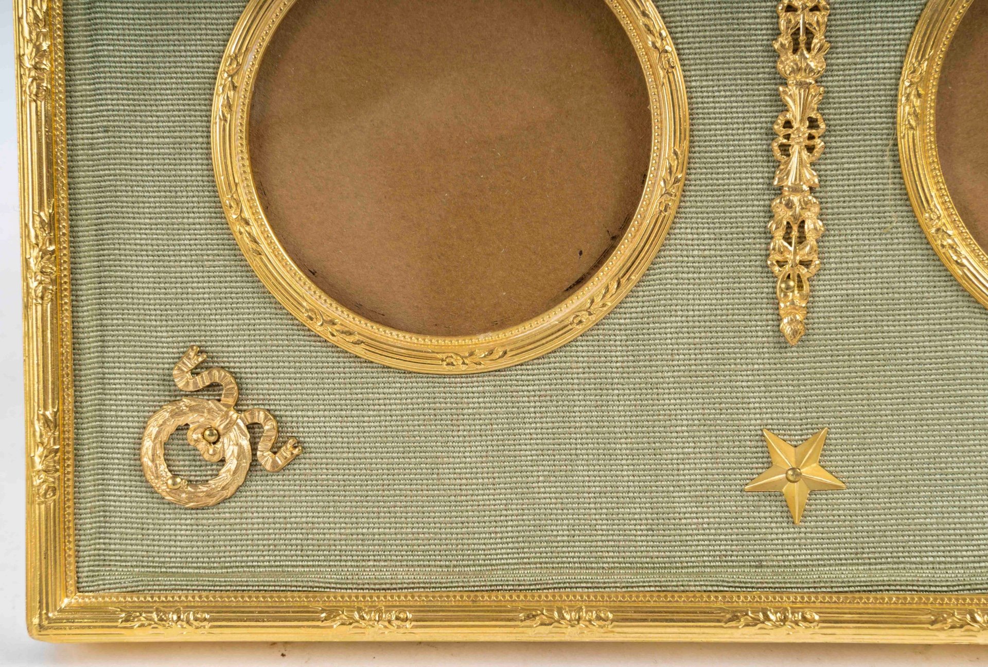 Un cadre photos double, de style Louis XVI, fin du XIXe siècle — 18