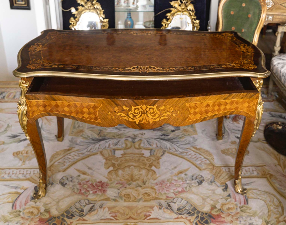 Une table de centre en marqueterie et bronze doré, fin du XIXe siècle — 5