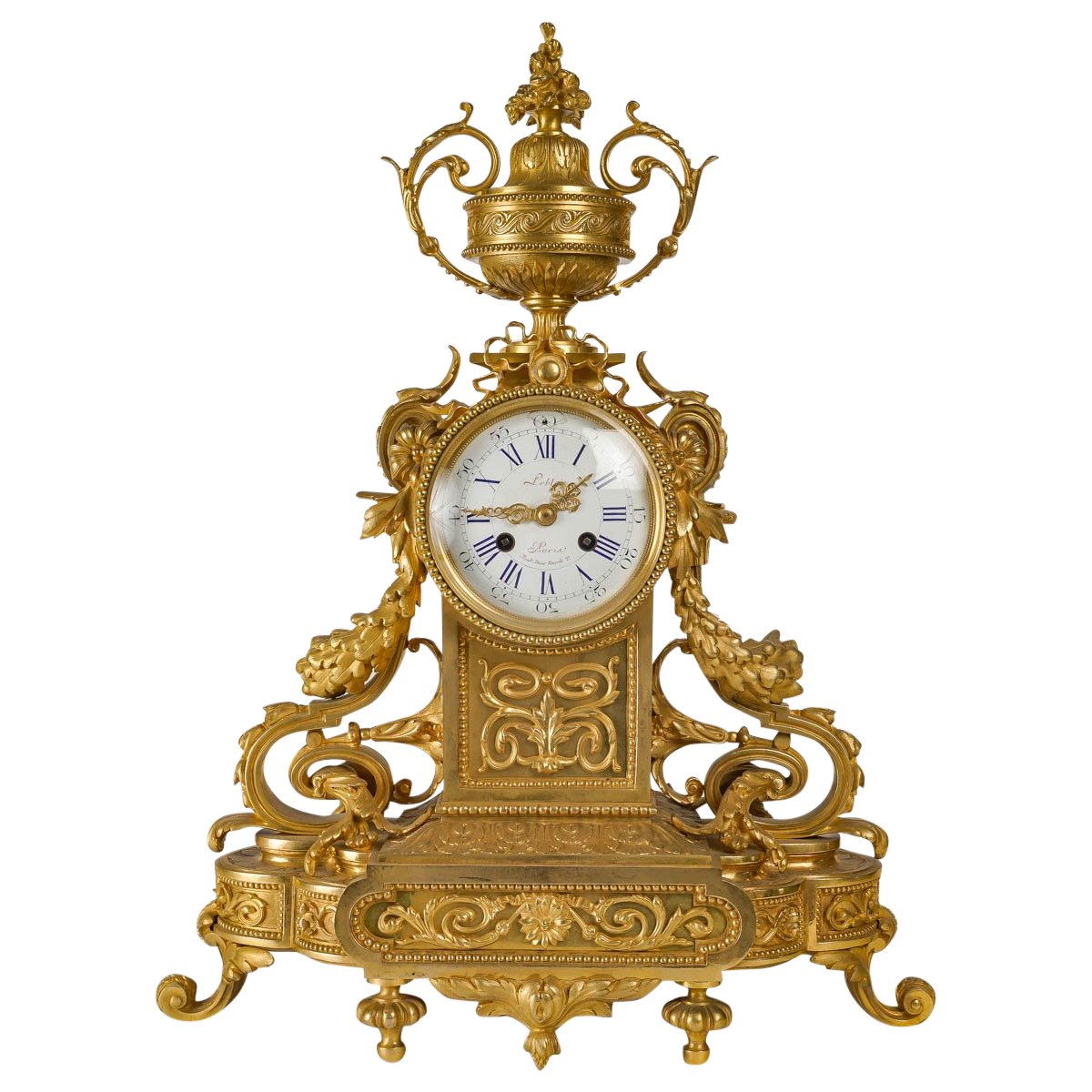 Une pendule en bronze doré de style Louis XVI, XIXè siècle — 2