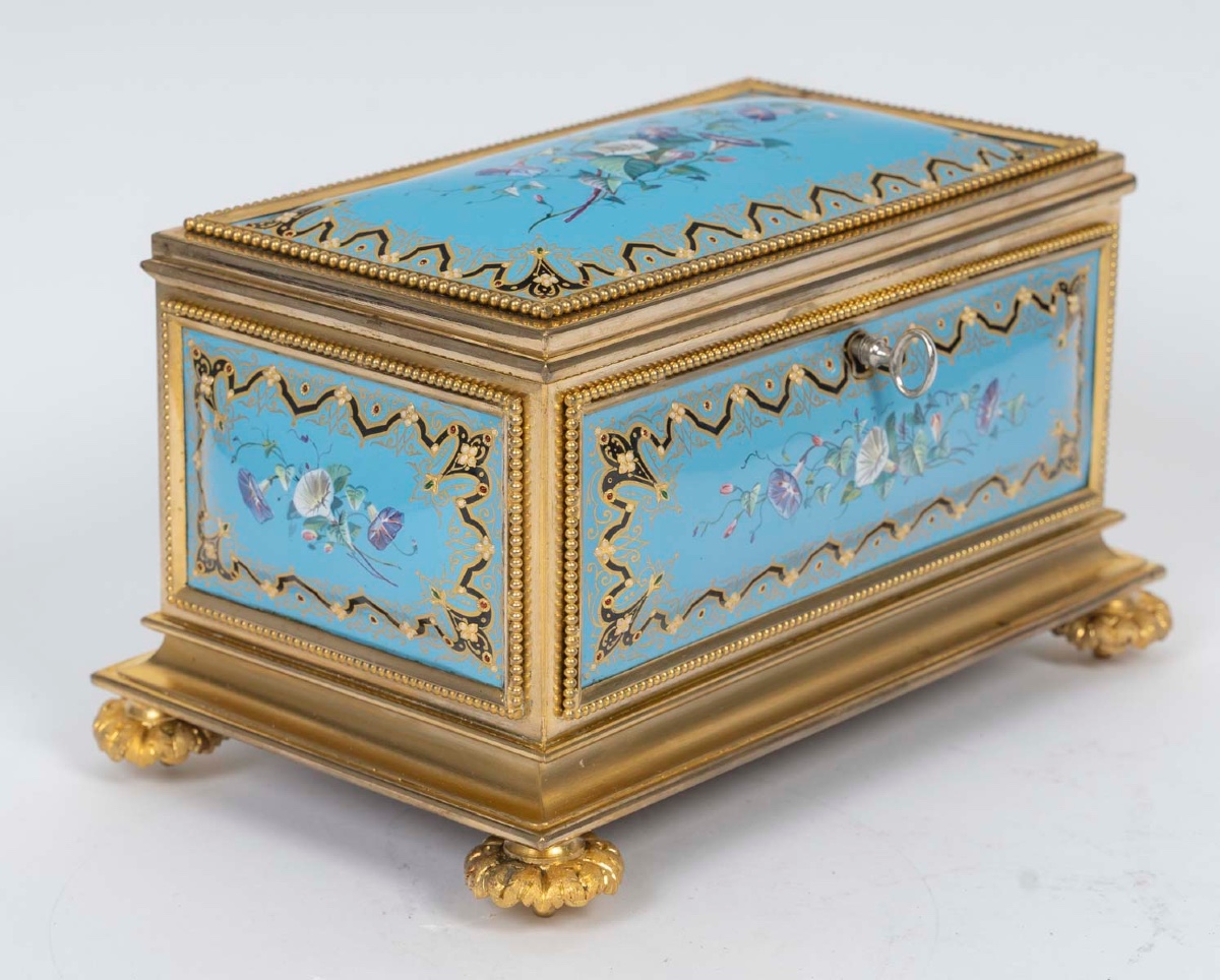 Un coffret à bijoux en bronze doré et émail, fin du XIXe siècle