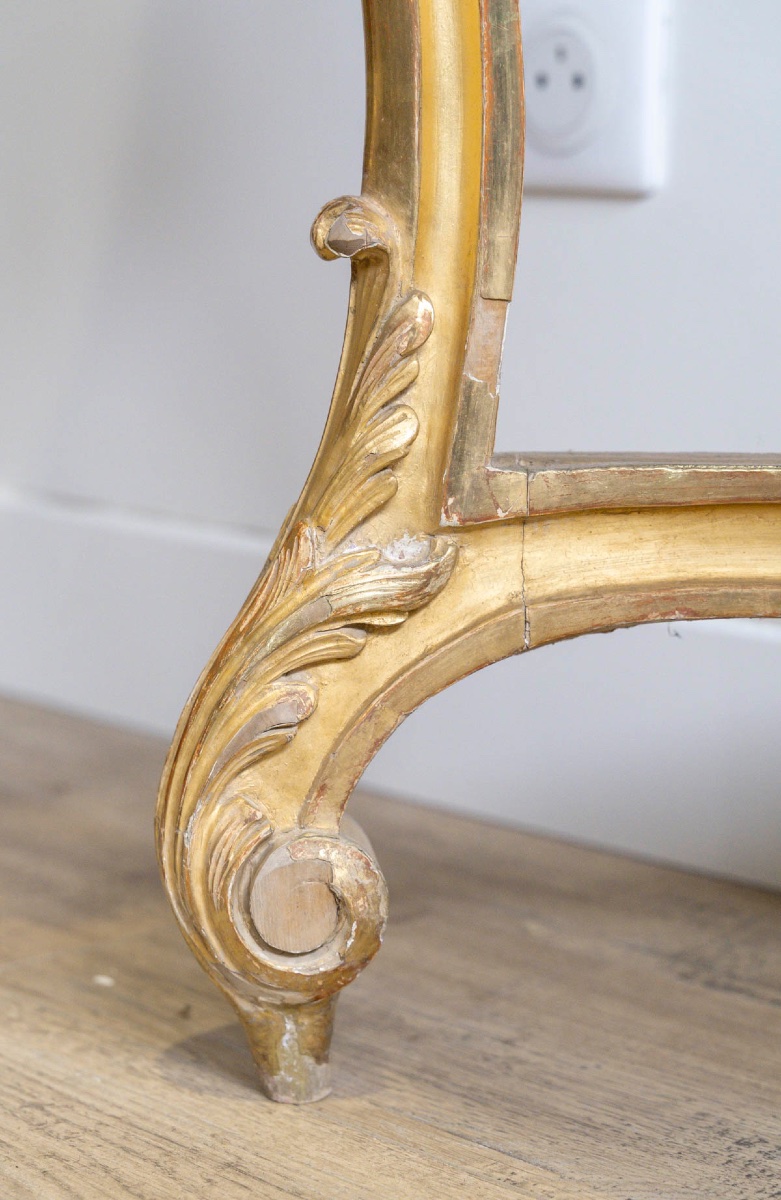 Une console en bois doré de style Louis XV, XIXe siècle — 11