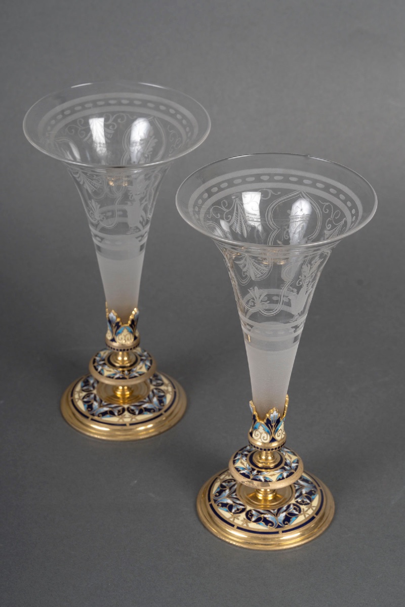 Une paire de flûtes en cristal et base en bronze cloisonné, fin du XIXe siècle — 10