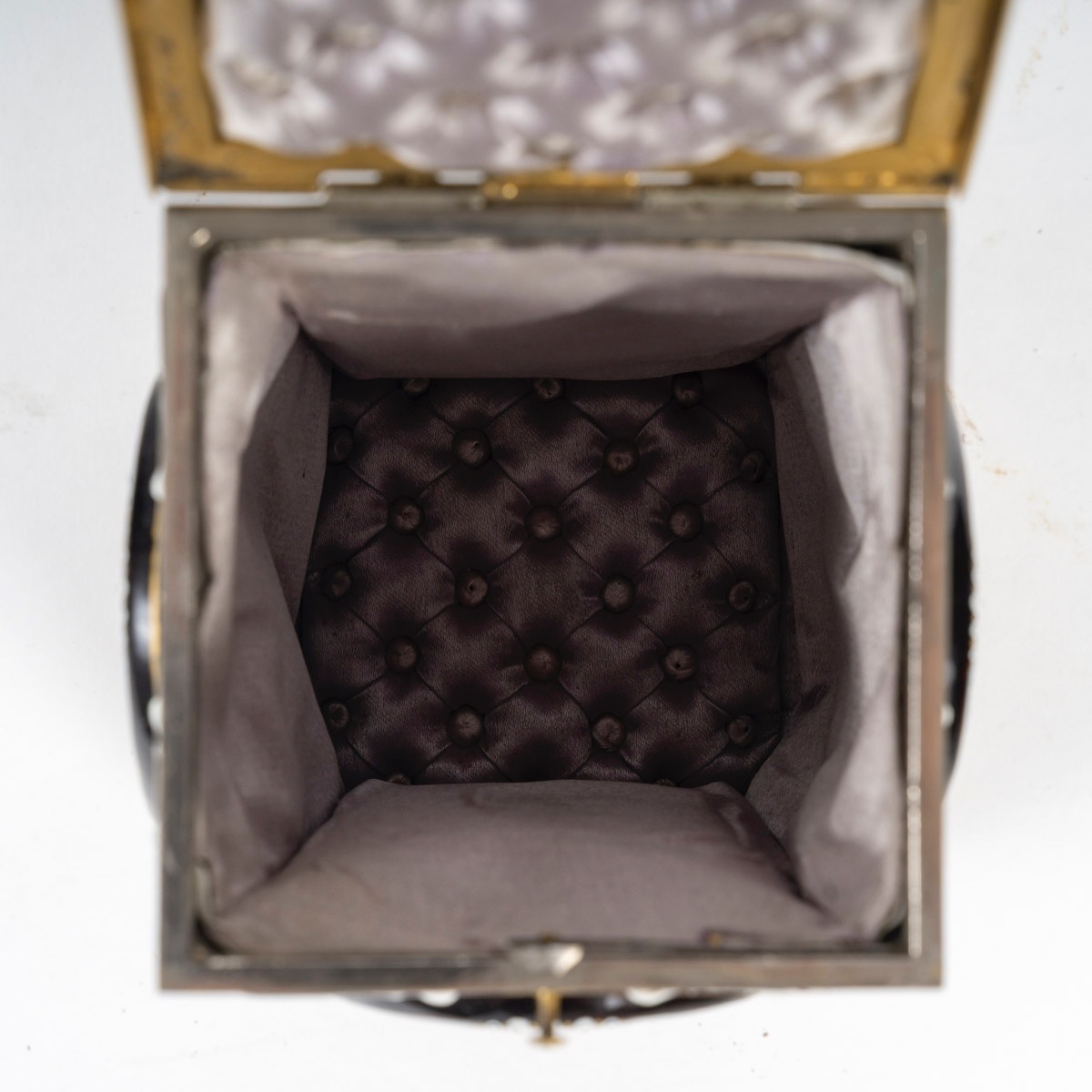 Un coffret à bijoux en émail et bronze doré, fin du XIXe siècle — 9