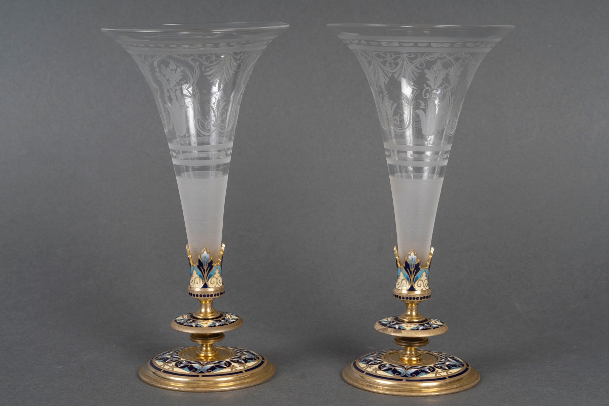 Une paire de flûtes en cristal et base en bronze cloisonné, fin du XIXe siècle — 2