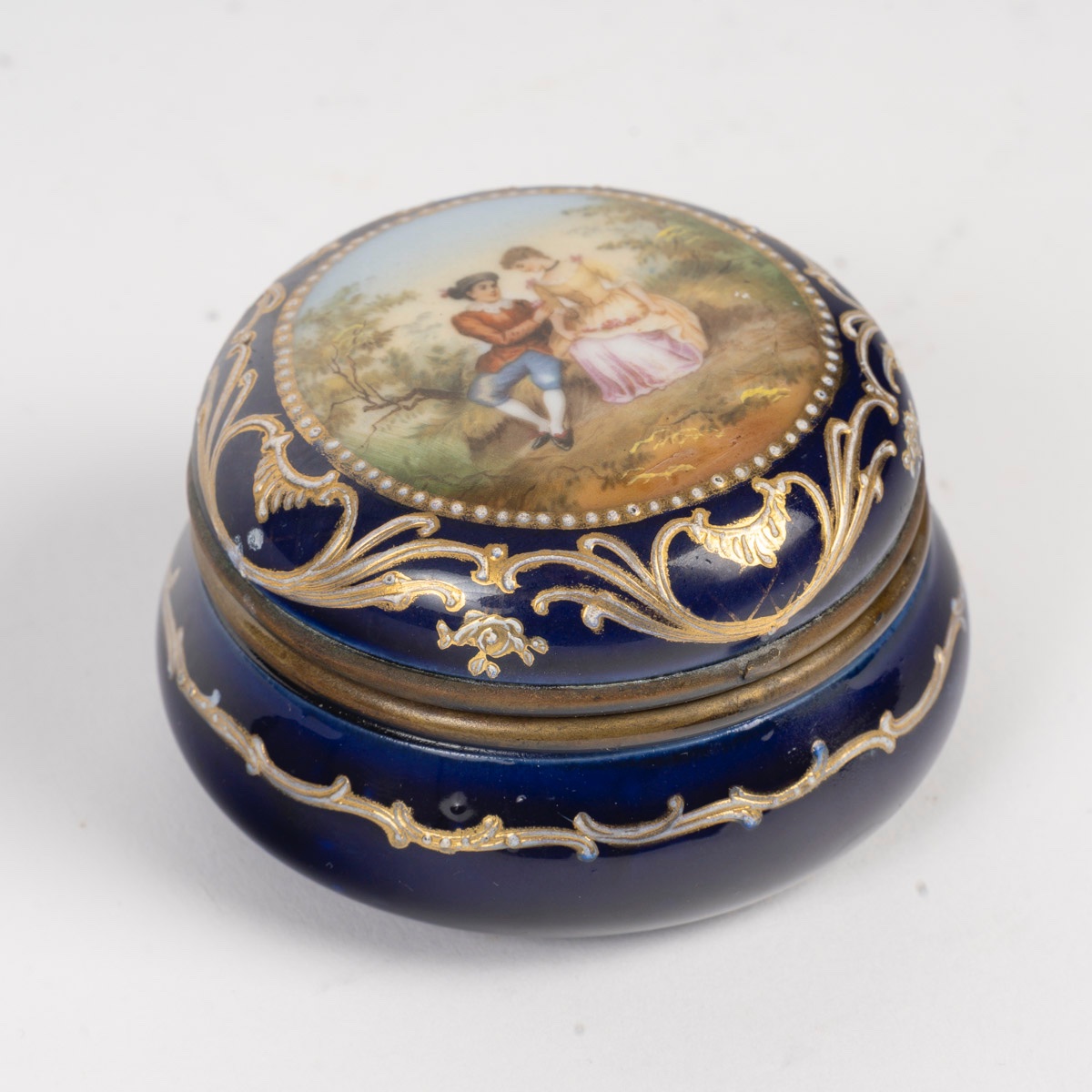 Une miniature boîte à bijoux, en porcelaine de style Sèvres, fin du XIXe siècle — 7