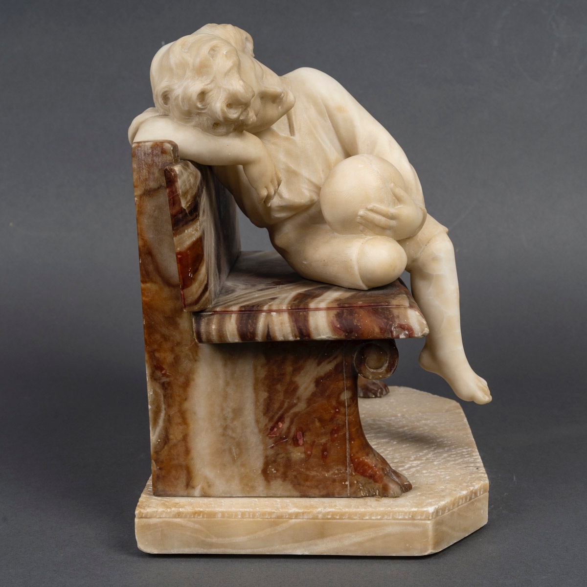 Une sculpture d'un enfant en albâtre, début du XXe siècle — 10