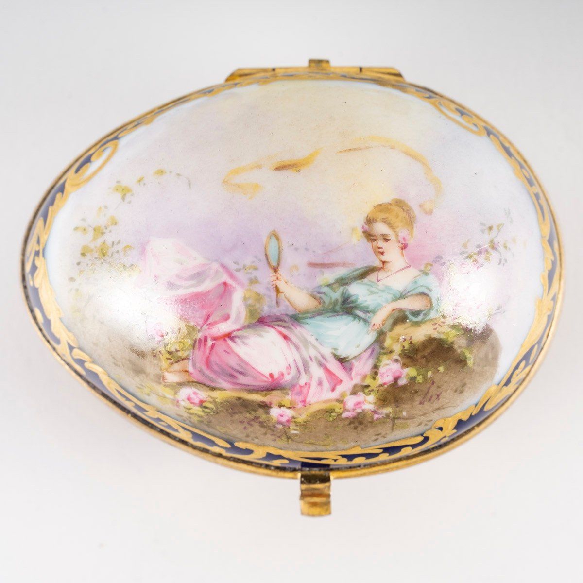 Un petit coffret à bijoux l'Oeuf en porcelaine, fin du XIXe siècle — 4