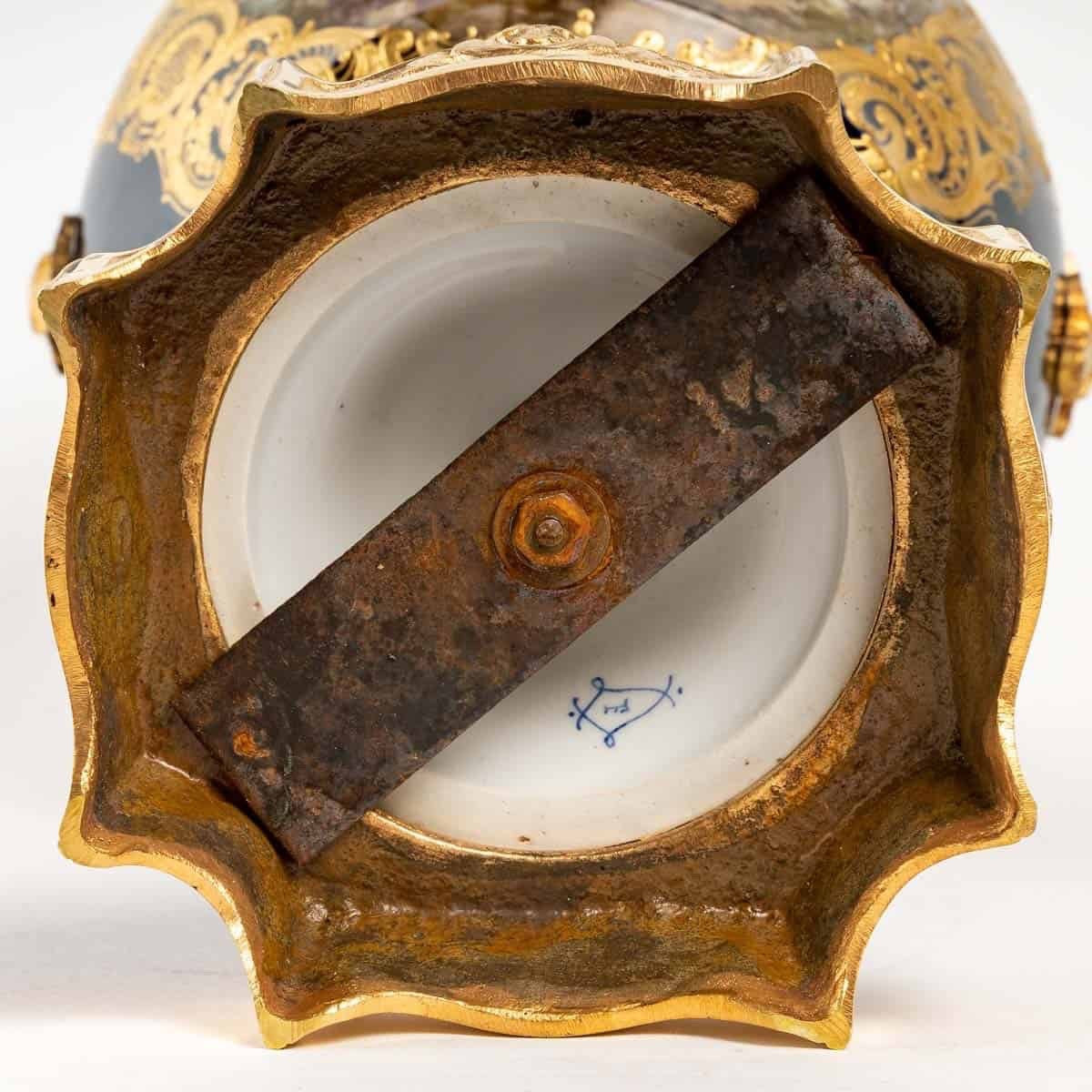 Un vase en porcelaine de Sèvres monté lampe, fin du XIXe siècle — 5