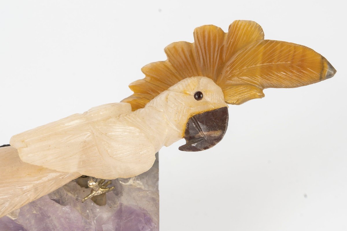 Sculpture miniature de perroquet en pierres dures sur socle d'améthyste, XXe siècle — 3