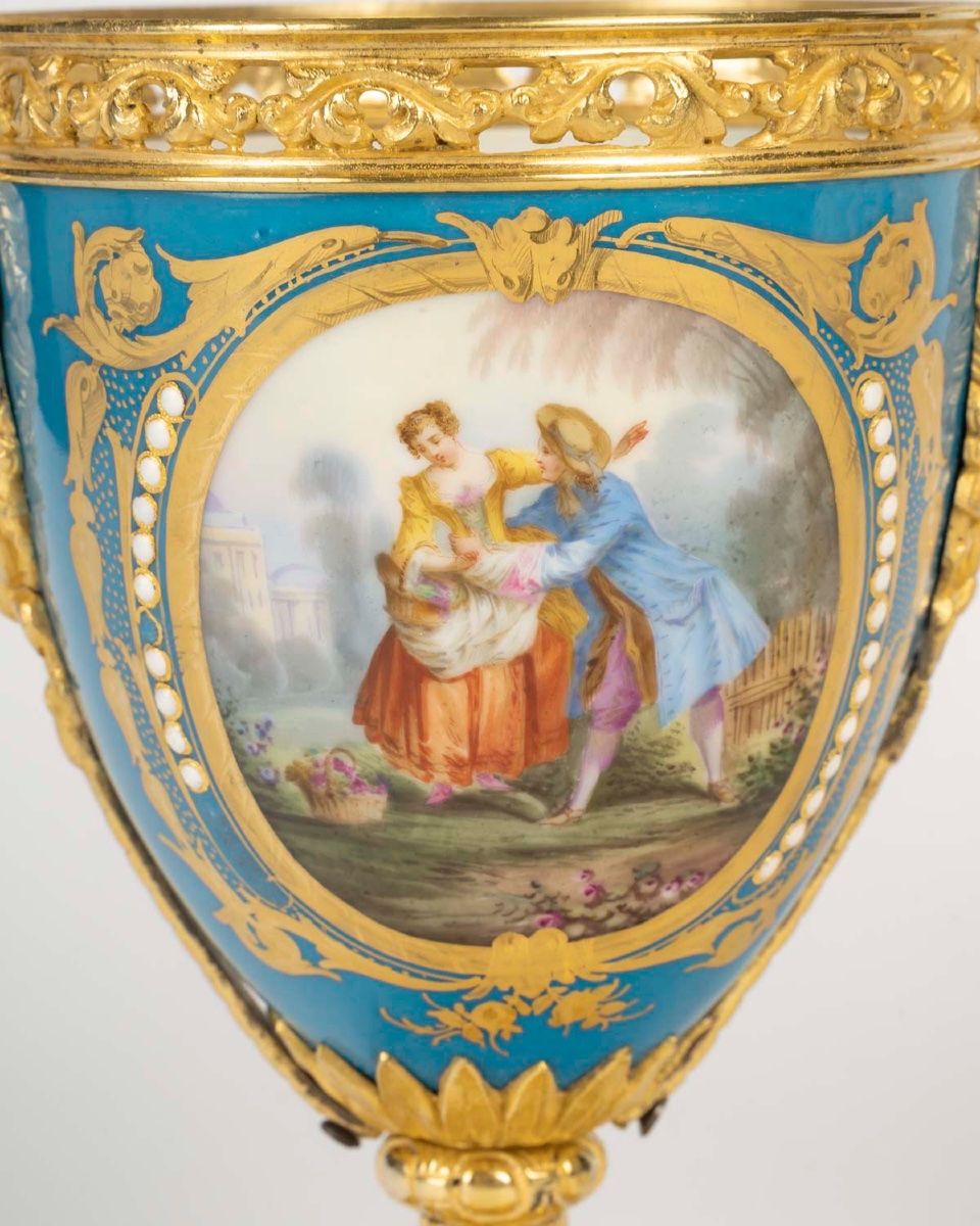 Paire de vases en forme d’urne en porcelaine de Sèvres et bronze doré – XIXe siècle — 13