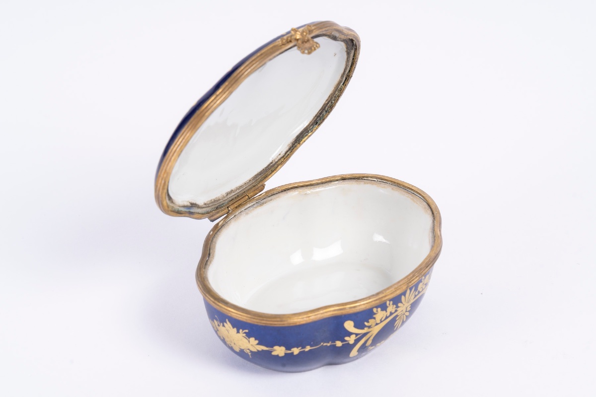 Un petit coffret à bijoux en porcelaine de style Sèvres, fin du XIXe siècle — 8