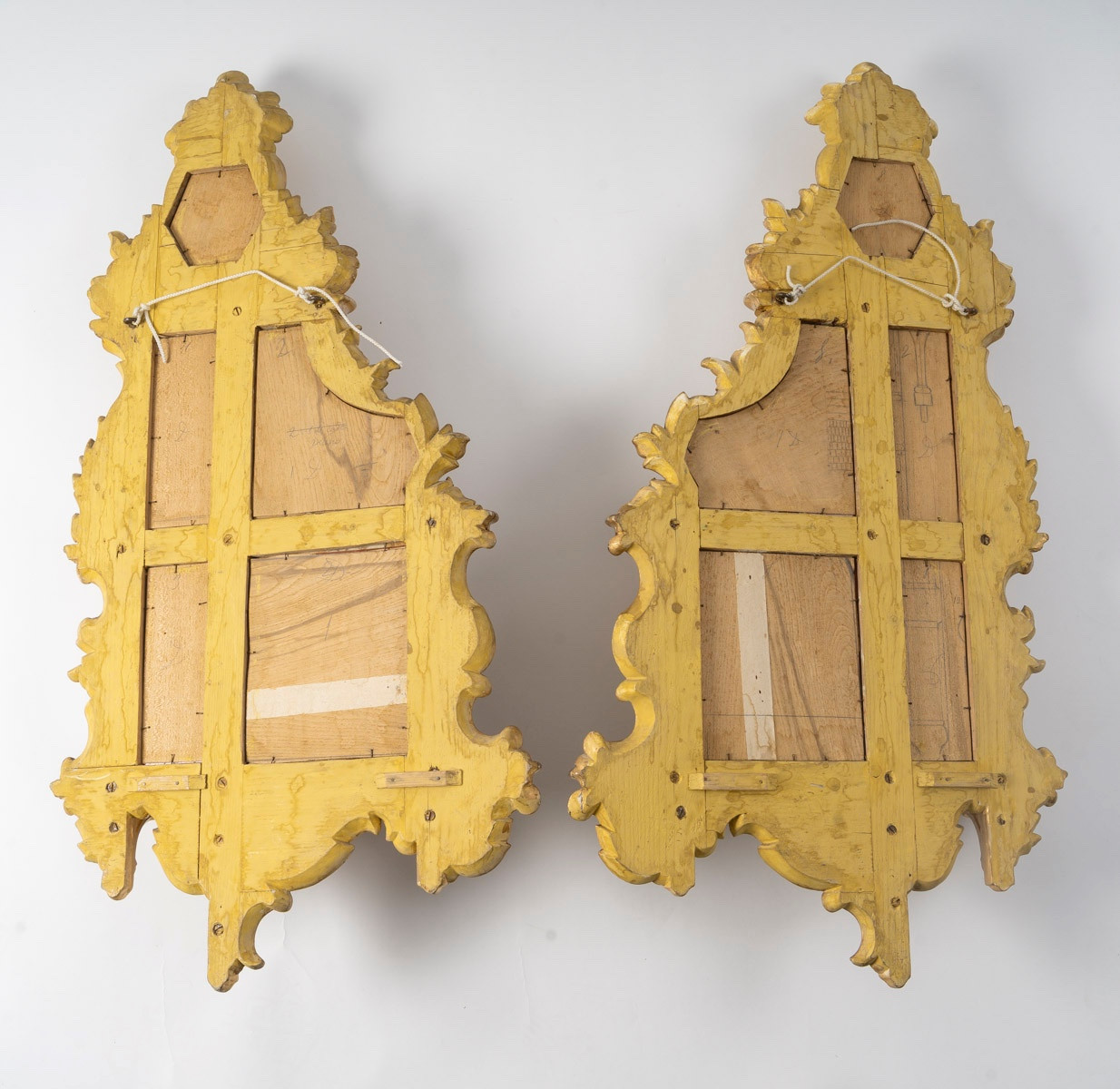 Paire d’étagères murales en bois sculpté et doré, style Napoléon III, fin du XIXe siècle — 22