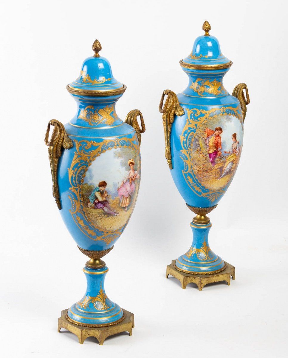 Une paire de vases en porcelaine de style Sèvres fin du XIXe siècle — 3