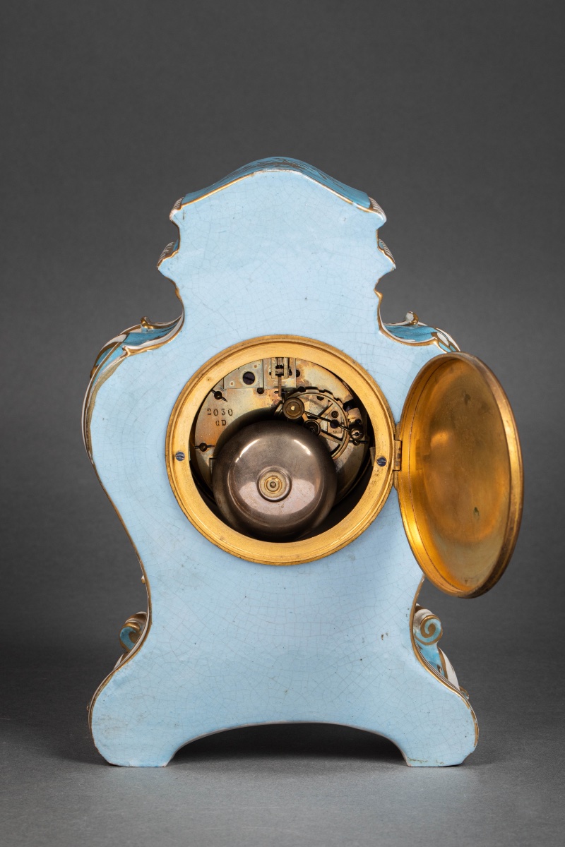 Une pendule en porcelaine de style Louis XV, fin du XIXe siècle — 8