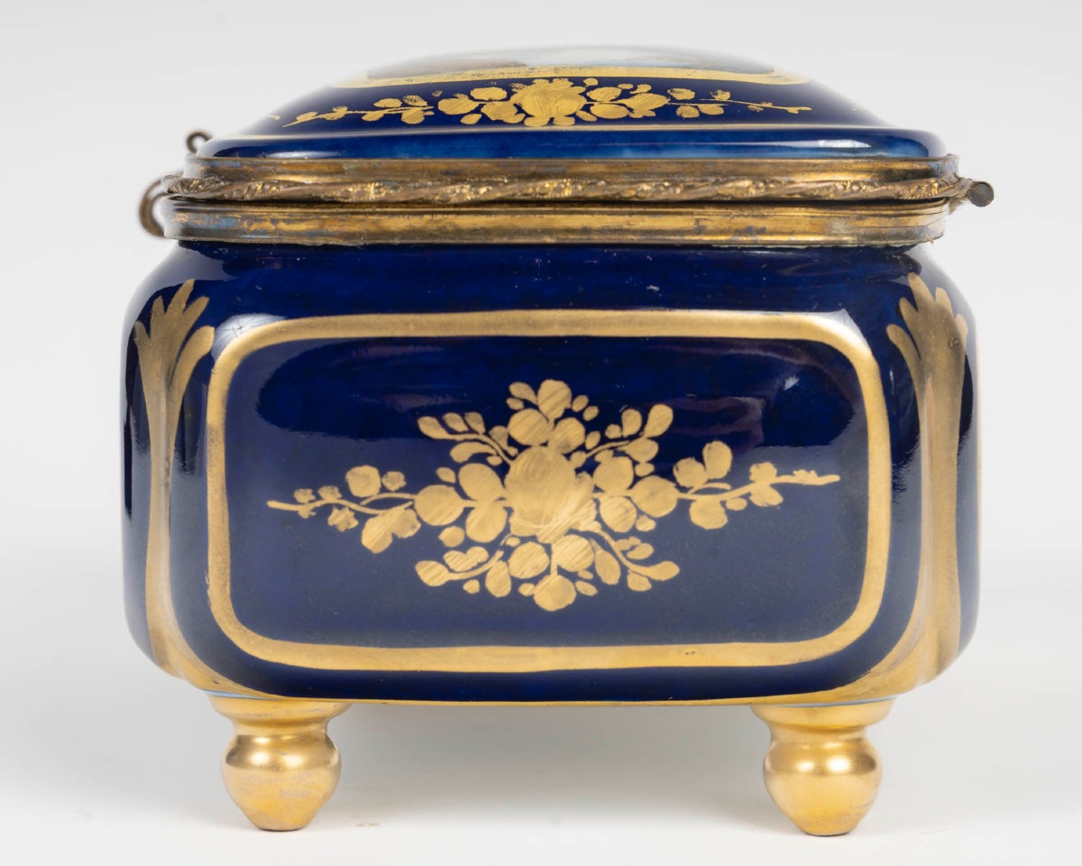 Un coffret à bijoux en porcelaine de Sèvres, fin du XIXe siècle — 10
