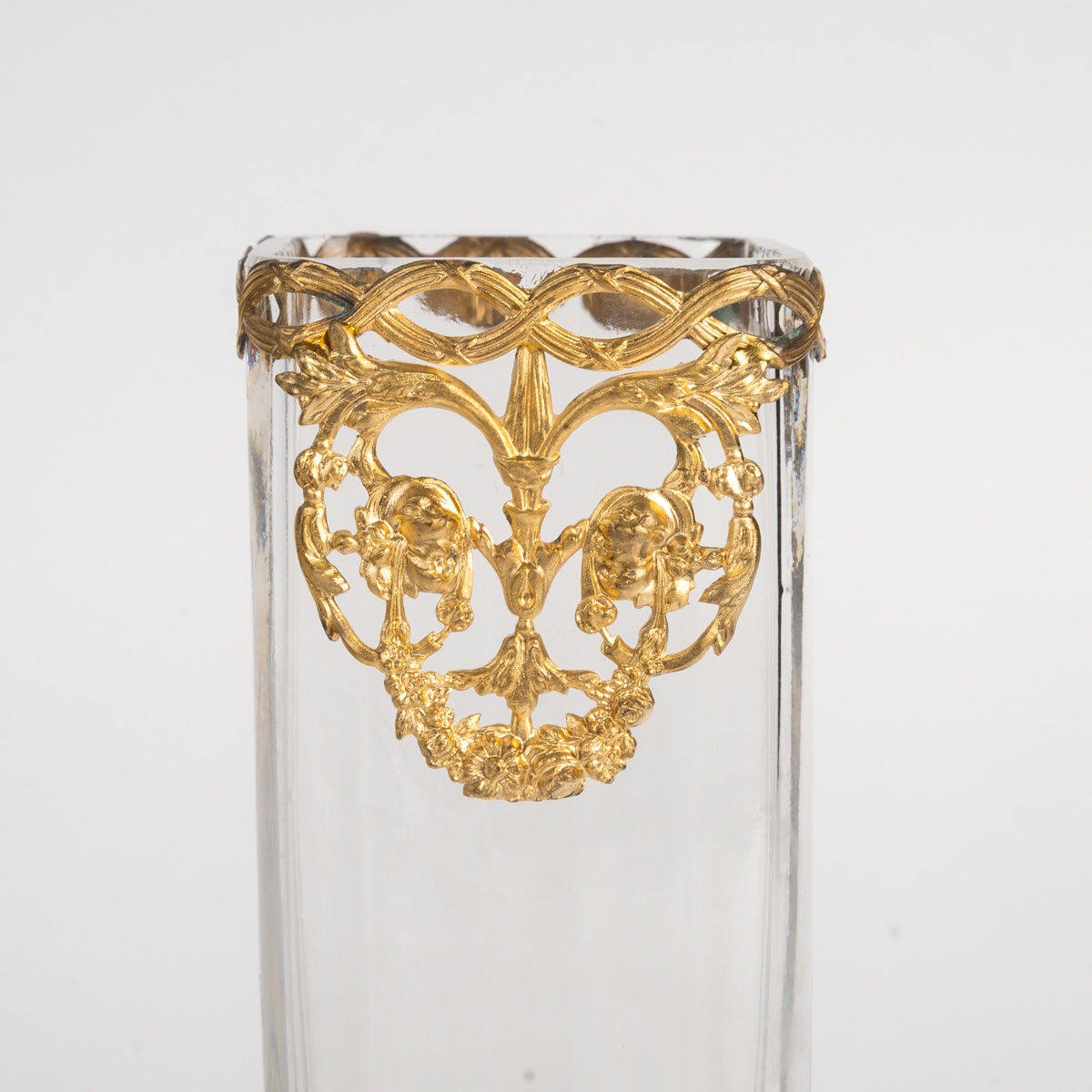 Paire de vases en cristal et bronze doré, style Louis XVI, fin du XIXe siècle — 8