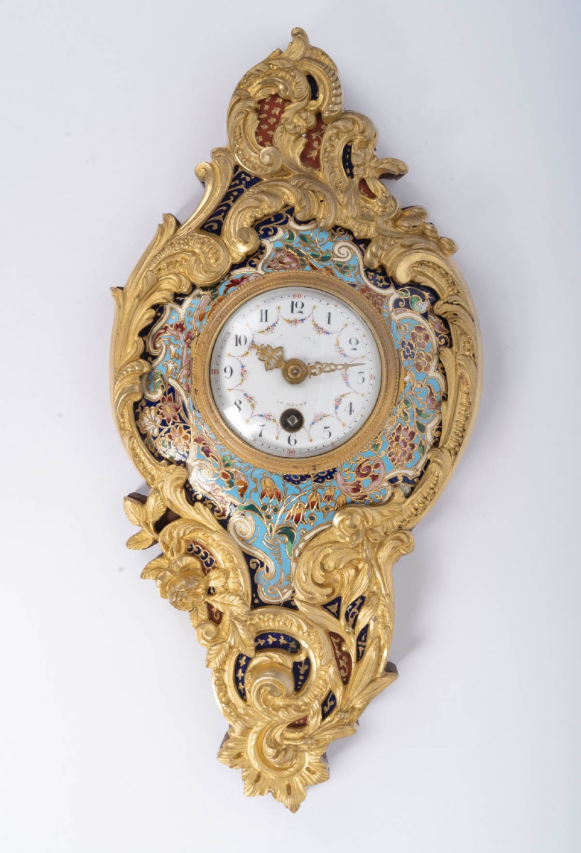 Cartel d’applique en bronze doré et émaux cloisonnés, style Louis XV, XIXe siècle — 2